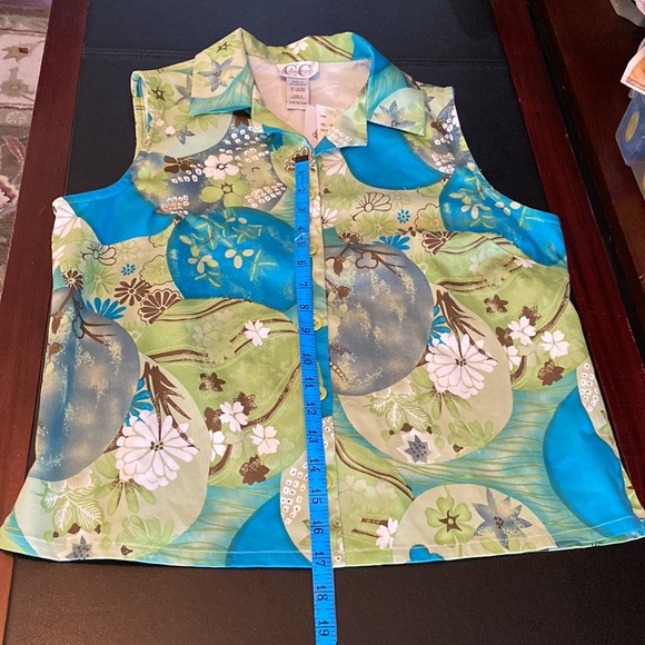 Size 14 sleeveless shirt. - Picture 7 of 7